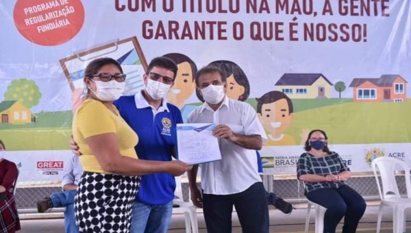 Gladson entrega mais de 50 títulos  definitivos a moradores do bairro Santa Inês, em Rio Branco